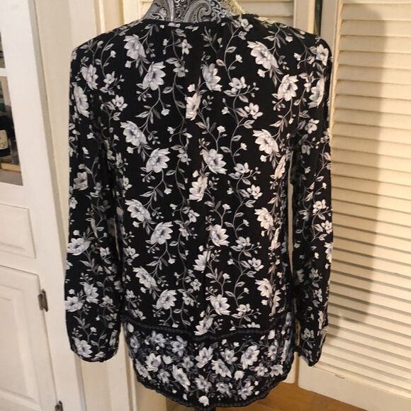 NWT Boho vibes Black & White Floral Chiffon V Neck Blouse. Small. - Picture 5 of 11